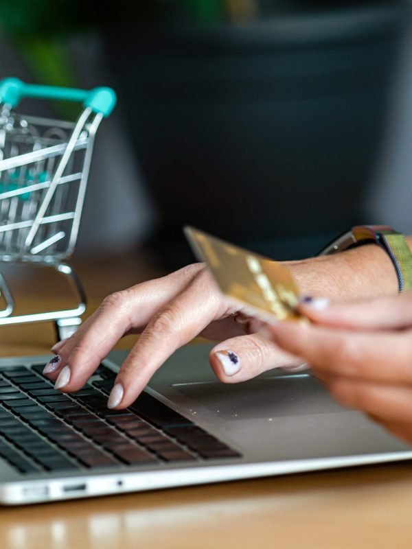 e-commerce concept, woman with credit card and laptop, close-up dropshipping besteld