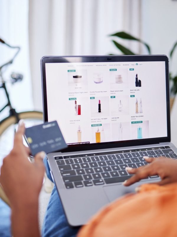 laptop-beauty-or-woman-online-shopping-with-credi-2023-11-27-05-05-50-utc Online bestellen dropshipping