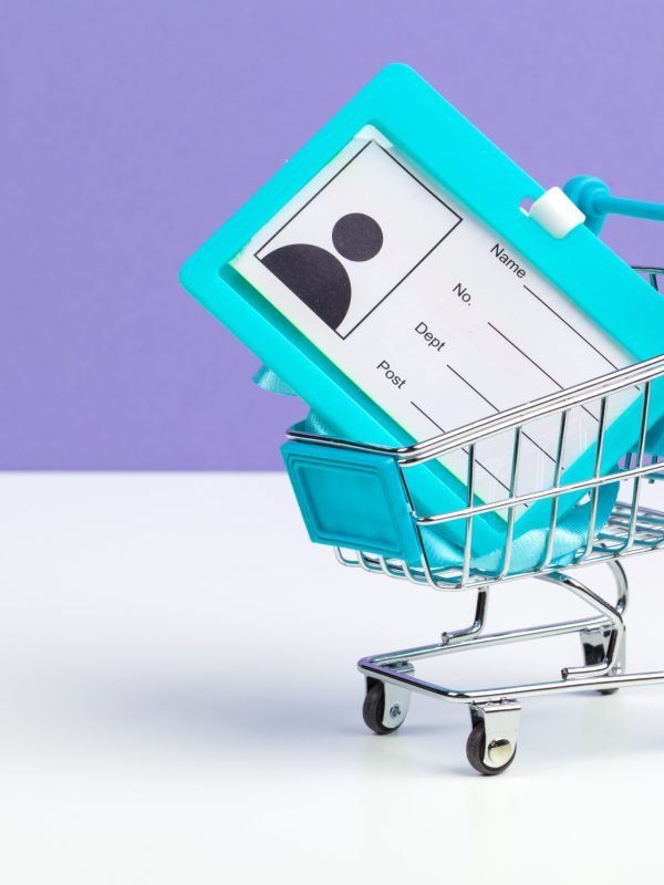 Selective focus of shopping cart or trolley with blank badge paper winkelwagentje